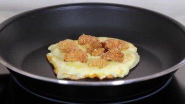 Erimiş mozzarella peyniri ve kızarmış domuz derisinden arepa ya da taco yapıyorum..