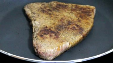 Kızartma tavasında Fransız ekmeği kızartıyorum.