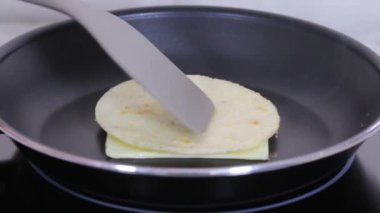 Erimiş mozzarella peyniri ve kızarmış domuz derisinden arepa ya da taco yapıyorum..