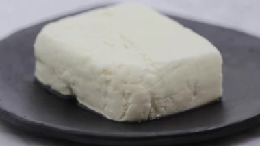 Taze sütten yapılmış taze peynir ve her çeşit lezzetli Latin Amerika tariflerinde kullanılır..