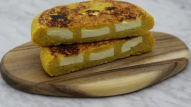 Lezzetli sadece ızgara tatlı sarı mısır ekmeği, arepa de chocolo.