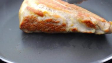 Lezzetli bir parça domuz filetosu. Mutfak tavasında kurutuluyor..