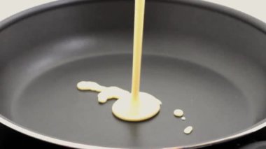 Sıcak bir mutfak tavasında pofuduk leziz krepler yapıyorum..