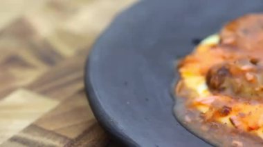 Izgara domuz filetosu, madalyon ve erimiş mozzarella peynirinden yapılmış lezzetli taco..