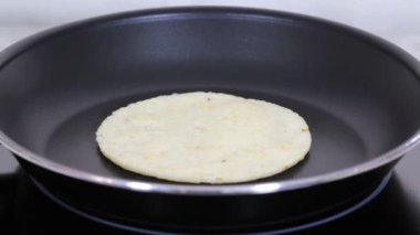 Erimiş mozzarella peyniri ve kızarmış domuz derisinden arepa ya da taco yapıyorum..