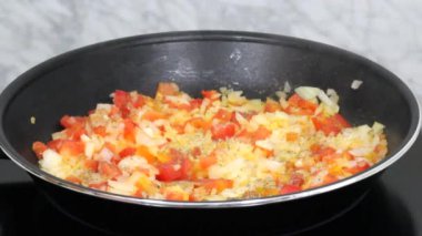 Kızartma tavasında Fransız ekmeği kızartıyorum.