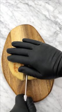 Kızartma tavasında Fransız ekmeği kızartıyorum.