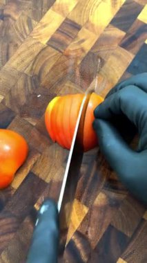 Julienne akasya tahtasında domates kesiyor..  