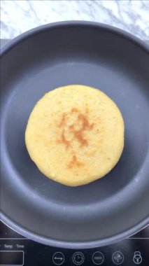 Bir arepa ya da tortilla dönüşü yapmak