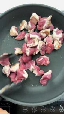 Kızartma tavasında Fransız ekmeği kızartıyorum.