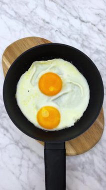 Kahvaltıda kızarmış ve çırpılmış yumurta ve ekşi ekmek.