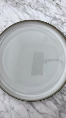 Lezzetli ekmekleri tabağa döküyorum.