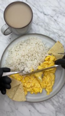 Lezzetli ve besleyici çırpılmış yumurta ve beyaz pirinç kahvaltısı.