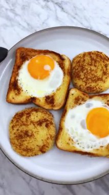 Yemek hazırlamak için taze çiğ yumurta çırpıyoruz. 