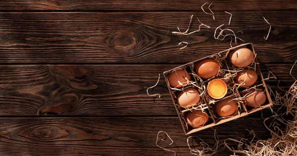 Hoge Hoek Uitzicht Van Biologische Eieren Houten Achtergrond Met Kopieerruimte — Stockfoto