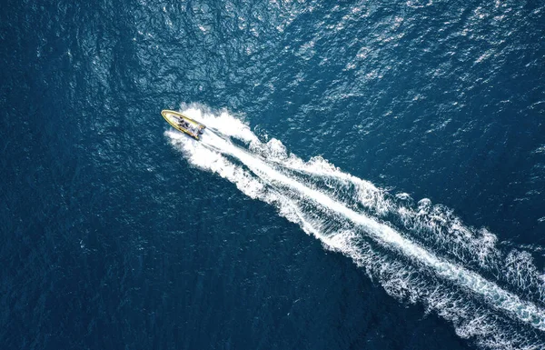 Vista Alto Ângulo Uma Lancha Excesso Velocidade Oceano Com Espaço — Fotografia de Stock