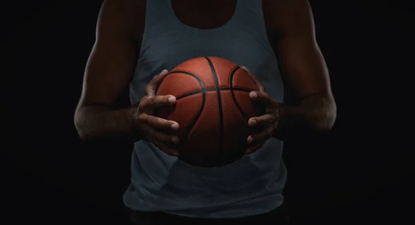 Close Van Basketbal Bal Atleet Handen Geïsoleerd Zwarte Achtergrond Met — Stockfoto