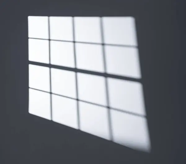 Licht Kommt Durch Das Fenster Der Grauen Wand Mit Kopierraum lizenzfreie Stockfotos
