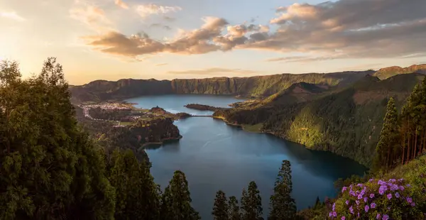 Panoramablick Auf Die Landschaft Der Azoren Mit Kopierraum lizenzfreie Stockbilder