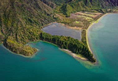 Gün batımında Lagoa do Fogo, Azores, Portekiz 'in havadan görünüşü