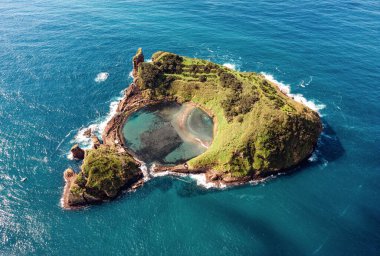 Güneşli bir günde güzel Azores adalarından birinin hava manzarası