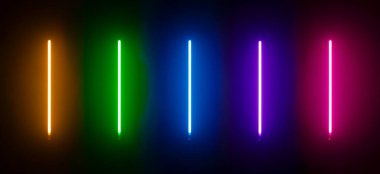 Siyah arkaplanda izole edilmiş renkli ışık tüpleri