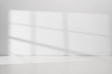 Beyaz duvar arkaplanındaki pencereden gelen güneş ışığı ile kopyalama alanı
