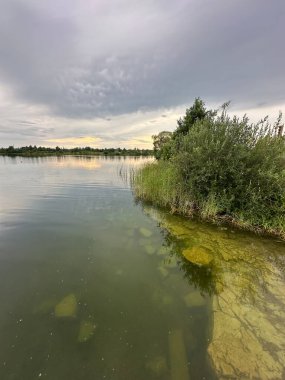 Göl berrak sakin su Jurmala Letonya