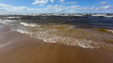 Baltık deniz plajı yaz dalgaları jurmala latvia