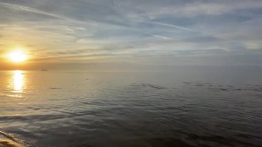 Baltık deniz plajı yaz dalgaları jurmala latvia