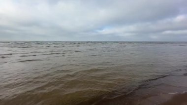 Baltık deniz plajı yaz dalgaları jurmala latvia