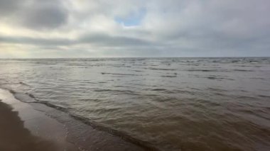 Baltık deniz plajı yaz dalgaları jurmala latvia