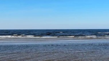 Baltık deniz plajı yaz dalgaları jurmala latvia