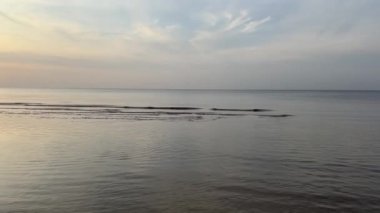Baltık deniz plajı yaz dalgaları jurmala latvia