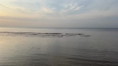 Baltık deniz plajı yaz dalgaları jurmala latvia