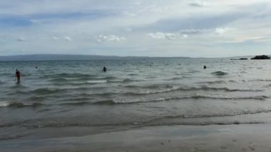 Baltık deniz plajı yaz dalgaları jurmala latvia