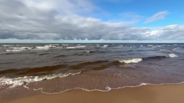 Baltık deniz plajı yaz dalgaları jurmala latvia