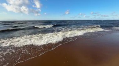 Baltık deniz plajı yaz dalgaları jurmala latvia