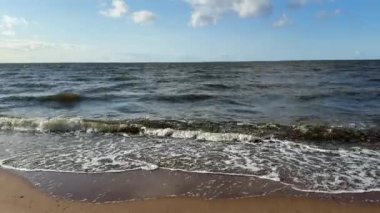 Baltık deniz plajı yaz dalgaları jurmala latvia