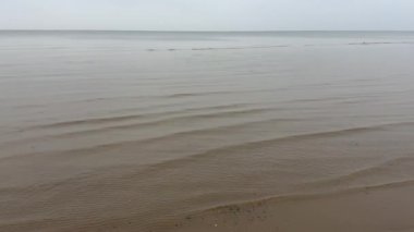 Baltık deniz plajı yaz dalgaları jurmala latvia