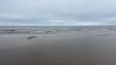Baltık deniz plajı yaz dalgaları jurmala latvia