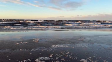 Baltık deniz plajı yaz dalgaları jurmala latvia