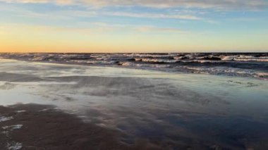 Baltık deniz plajı yaz dalgaları jurmala latvia