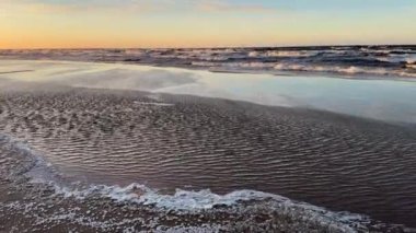 Baltık deniz plajı yaz dalgaları jurmala latvia