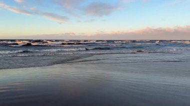 Baltık deniz plajı yaz dalgaları jurmala latvia