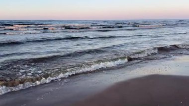 Baltık deniz plajı yaz dalgaları jurmala latvia