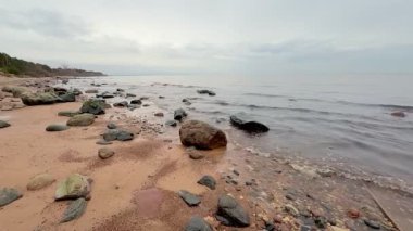 Baltık deniz plajı yaz dalgaları jurmala latvia
