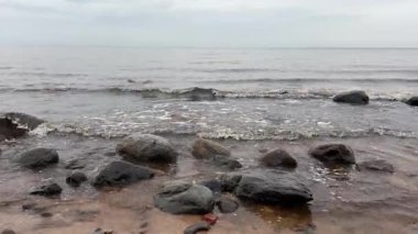 Baltık deniz plajı yaz dalgaları jurmala latvia