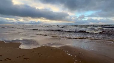 Baltık deniz plajı yaz dalgaları jurmala latvia