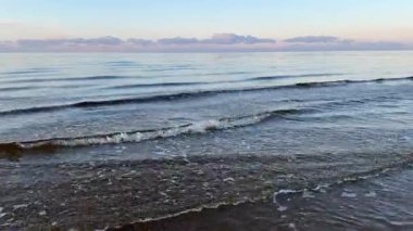 Baltık deniz plajı yaz dalgaları jurmala latvia